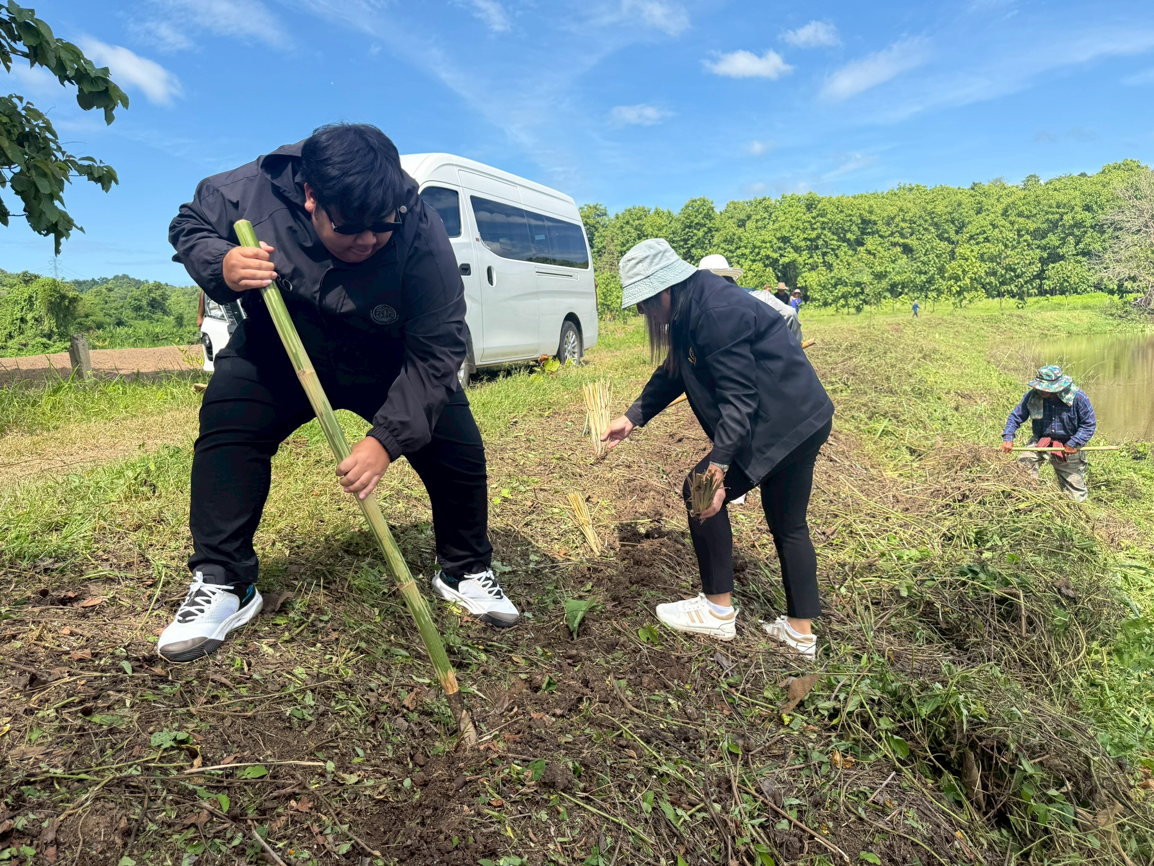 title - ส.ป.ก.แพร่ เดินหน้า “โครงการพัฒนาและรณรงค์การใช้หญ้าแฝก  อันเนื่องมาจากพระราชดำริ ในเขตปฏิรูปที่ดินจังหวัดแพร่ ปีงบประมาณ พ.ศ. 2569